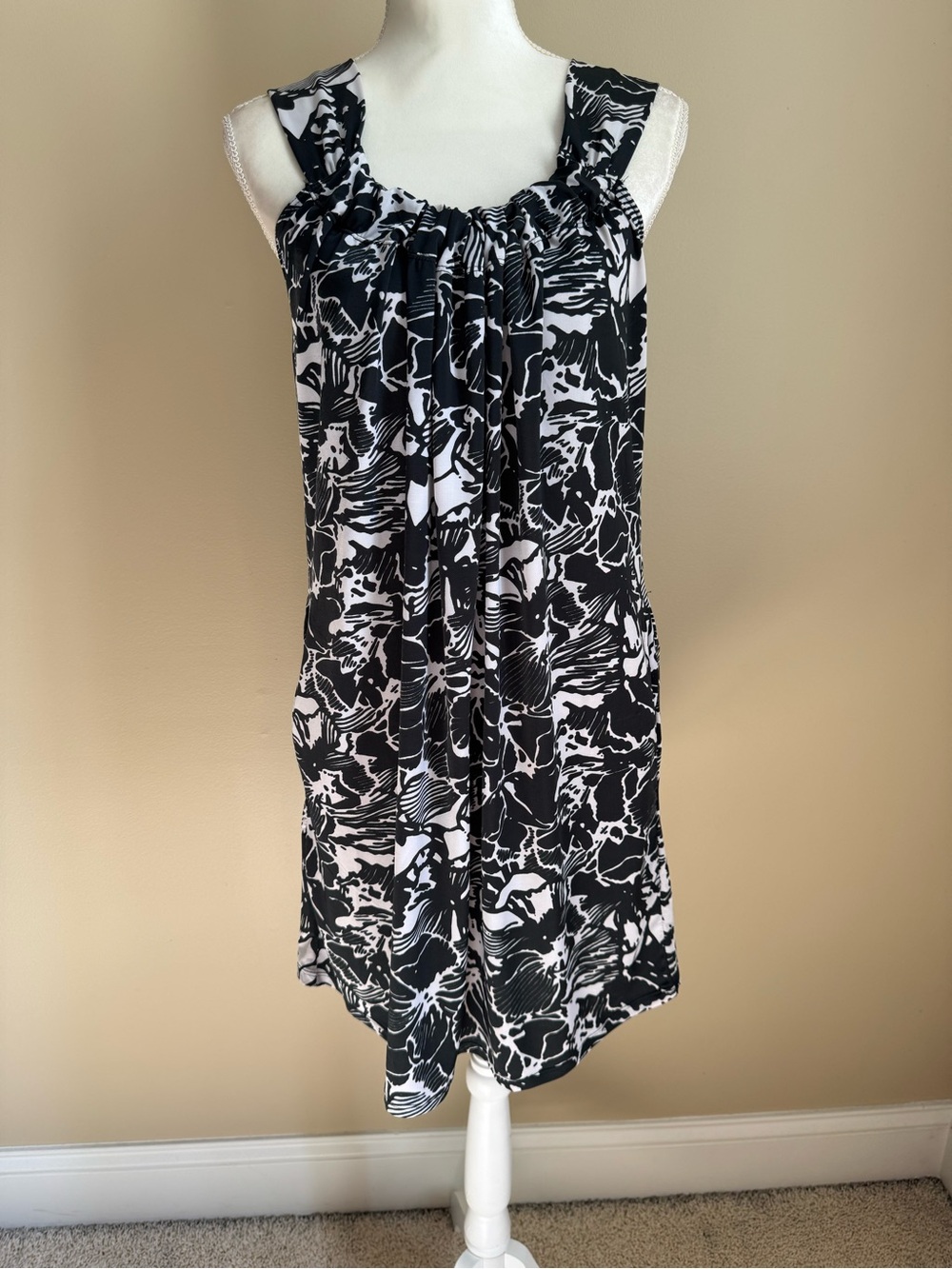 BCBGMAXAZRIA Shift Dress in Greyscale Hawaiian Print NWT